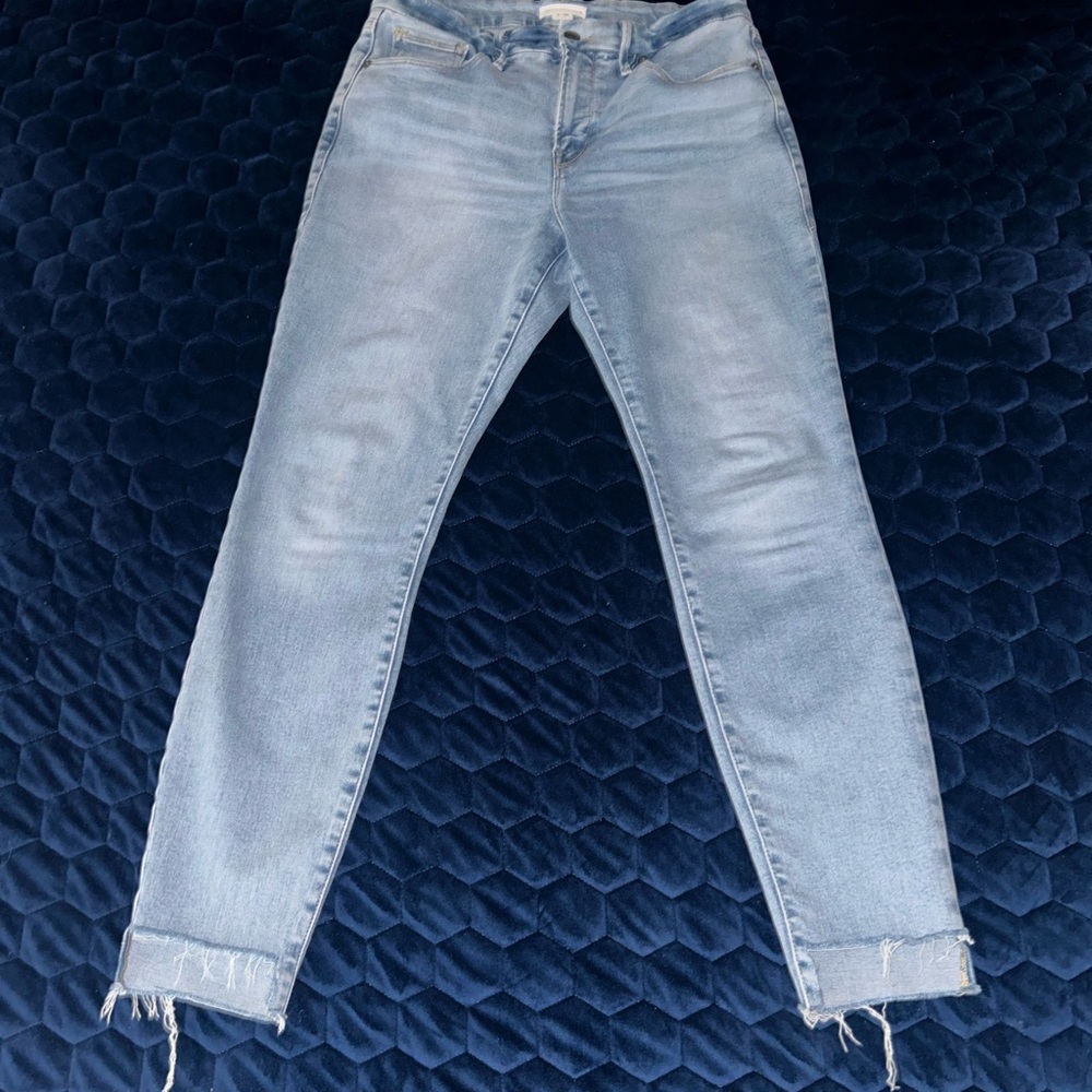 Good American Light Wash Skinny Jeans with Raw Hem